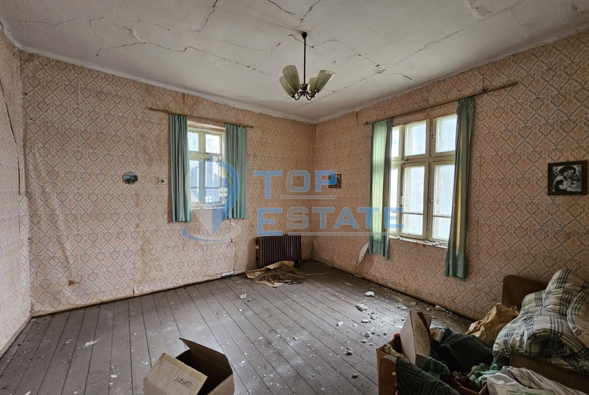 Двуетажна тухлена къща с гараж и двор в село Пиперково, област Русе - 0