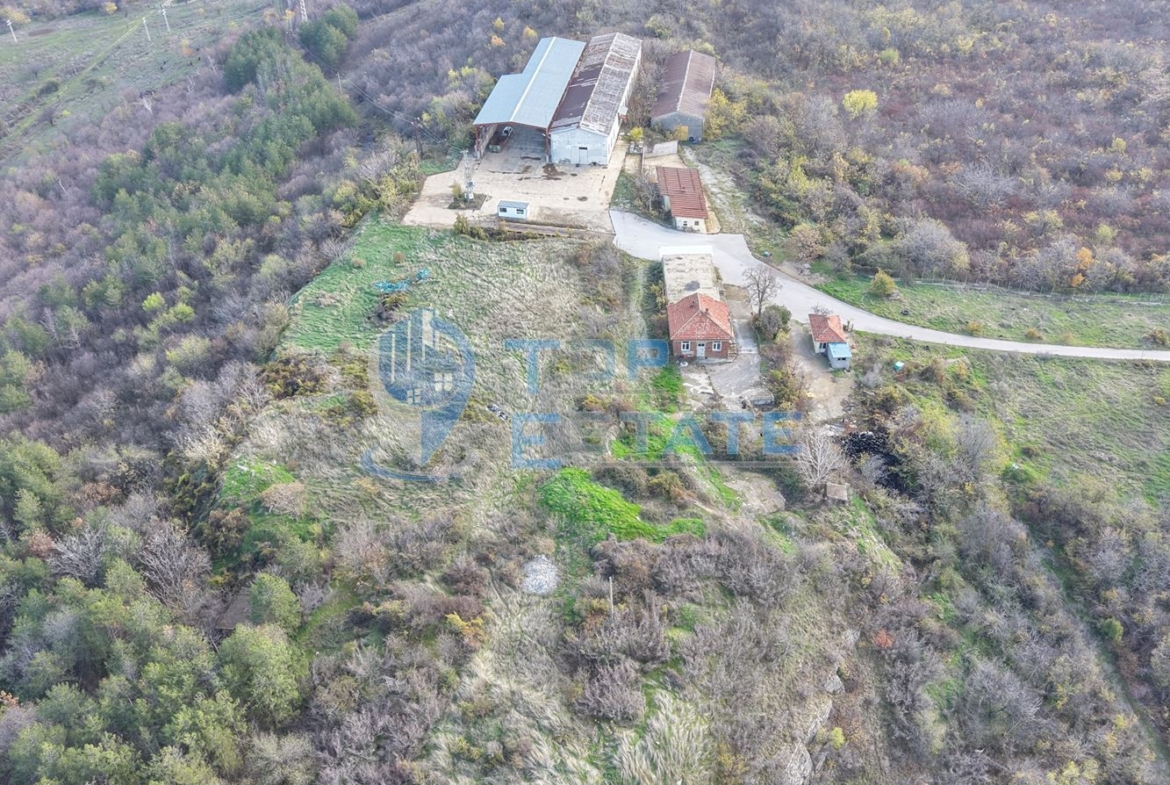 Инвестиционен промишлен имот с 2400 кв. м застроена площ и парцел с площ 20 дка - 0