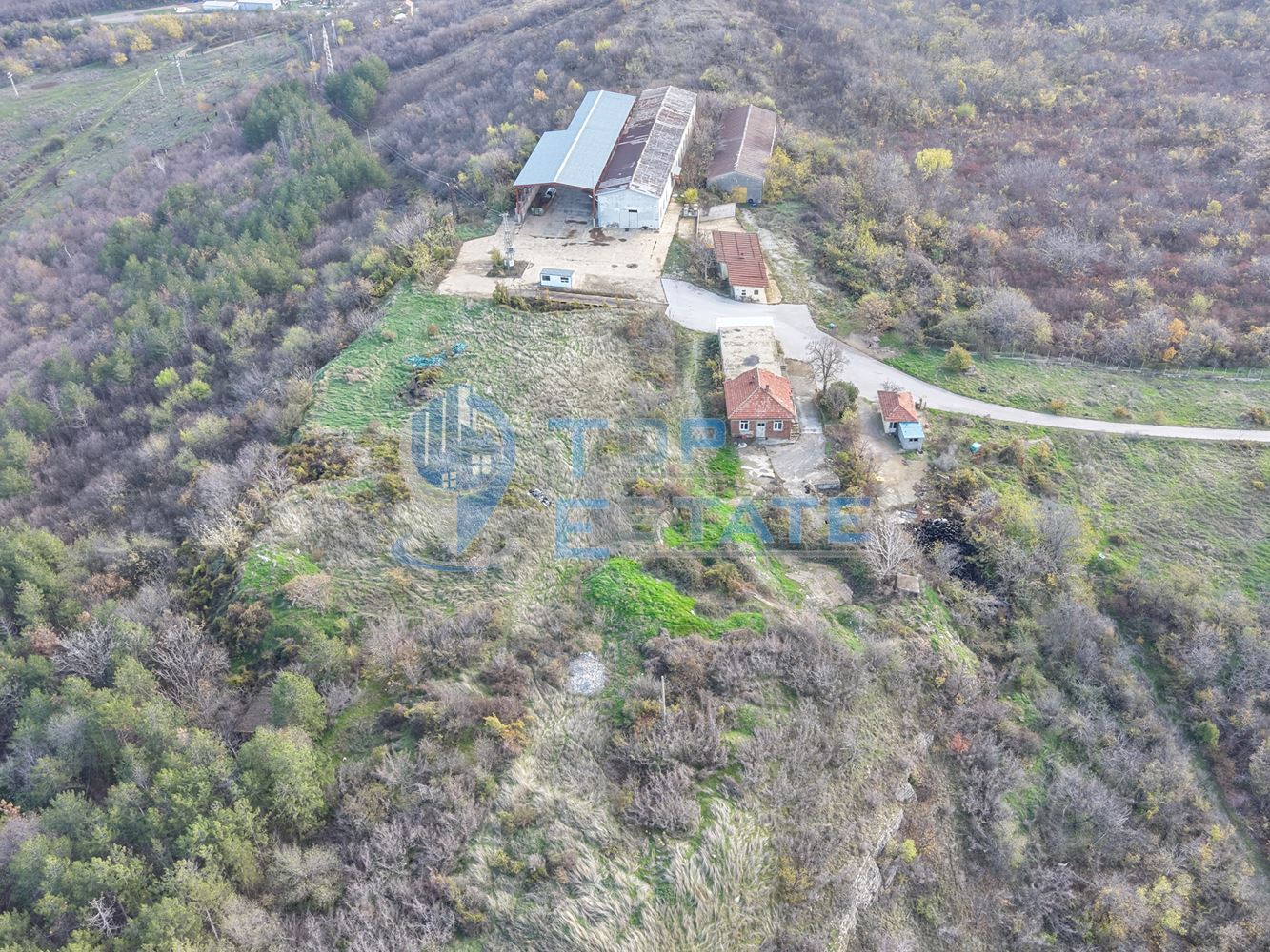 Инвестиционен промишлен имот с 2400 кв. м застроена площ и парцел с площ 20 дка - 0