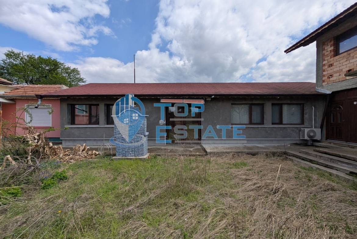 Две къщи, лятна кухня и гараж с голям двор в град Горна Оряховица - 0