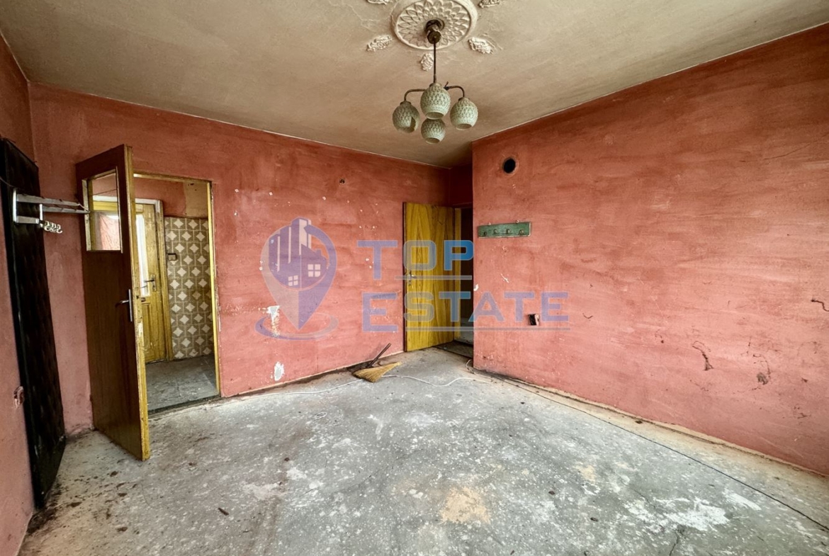 Етаж от къща с гараж в град Павликени, област Велико Търново - 0