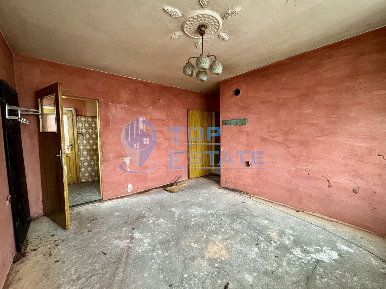 Етаж от къща с гараж в град Павликени, област Велико Търново - 0