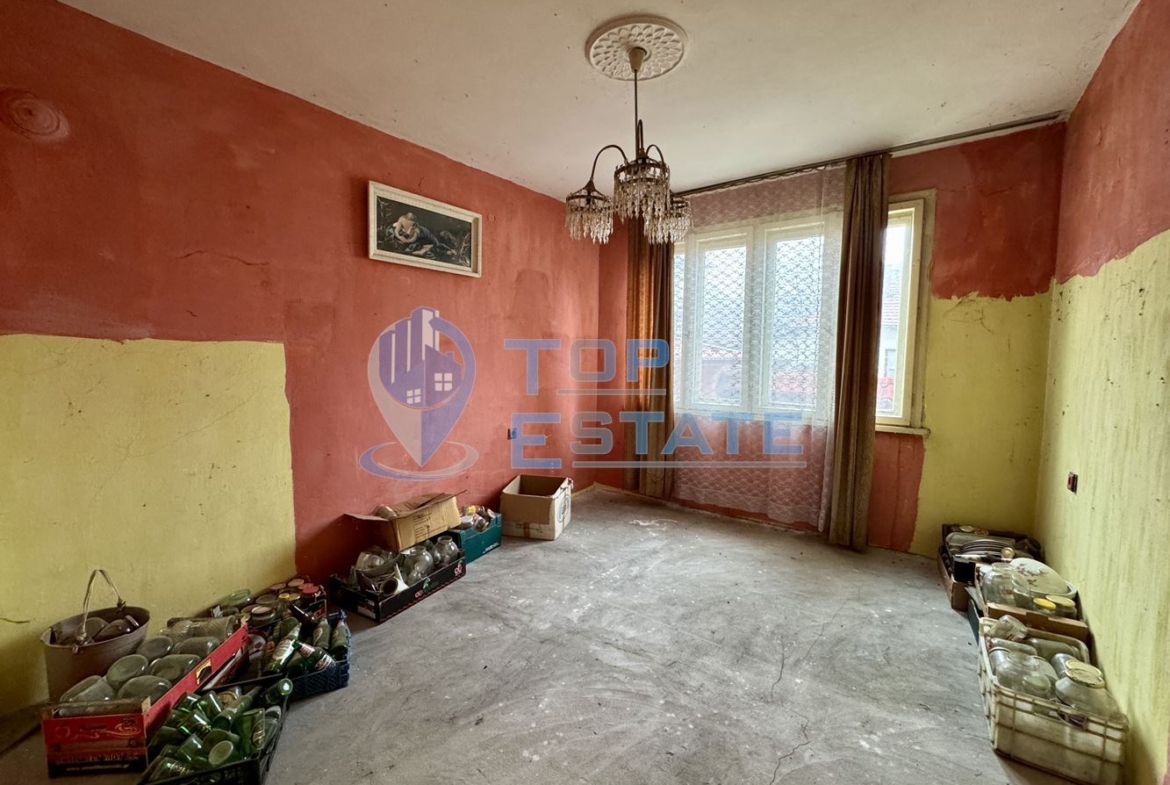 Етаж от къща с гараж в град Павликени, област Велико Търново - 0