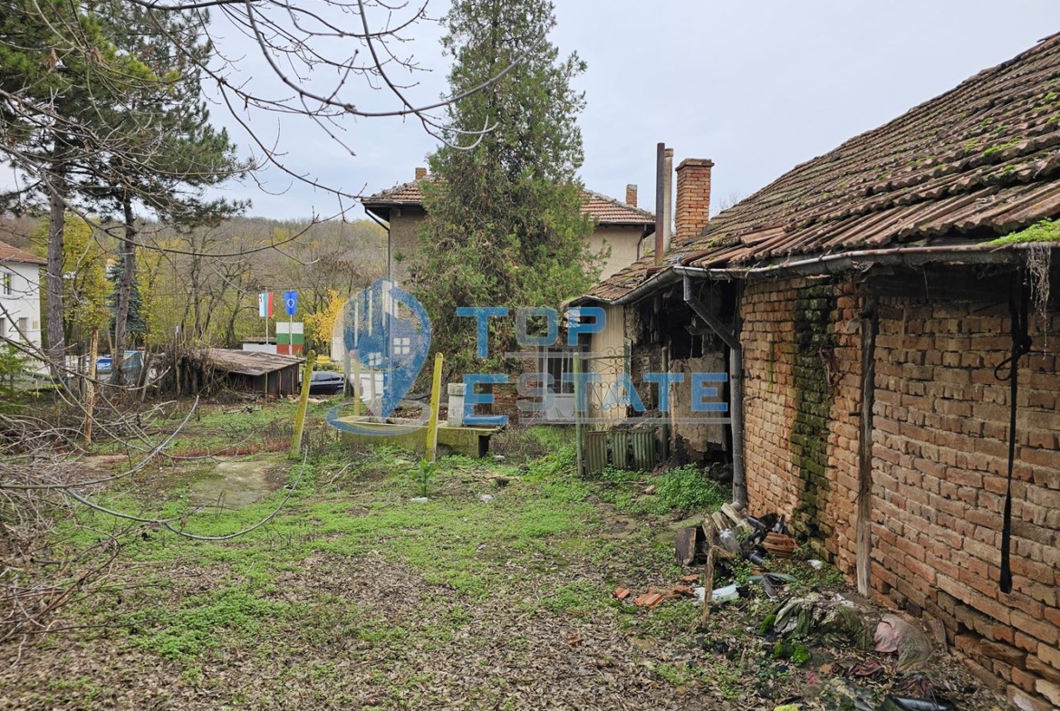 Двуетажна тухлена къща с гараж и двор в село Пиперково, област Русе - 0