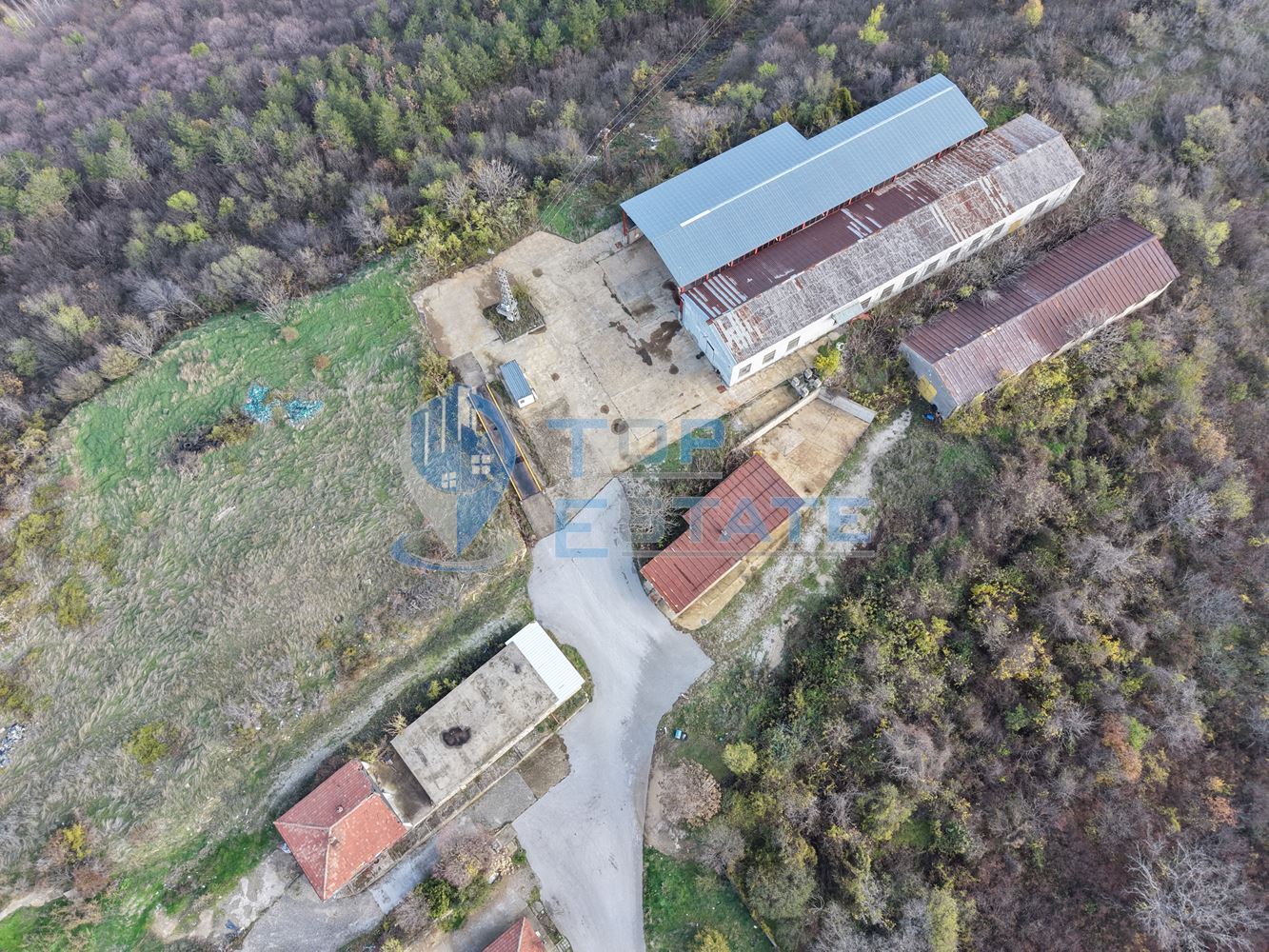 Инвестиционен промишлен имот с 2400 кв. м застроена площ и парцел с площ 20 дка - 0