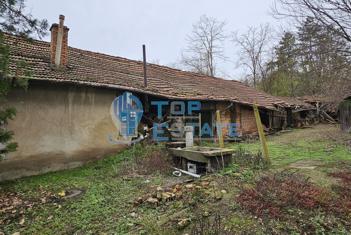 Двуетажна тухлена къща с гараж и двор в село Пиперково, област Русе - 0