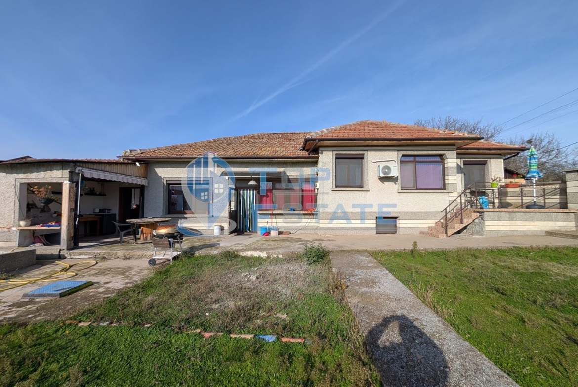 Ремонтирана и обзаведена къща с гараж в село Климентово - 0