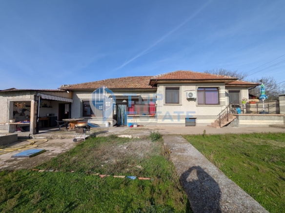 Ремонтирана и обзаведена къща с гараж в село Климентово - 0