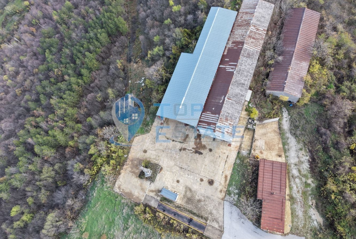 Инвестиционен промишлен имот с 2400 кв. м застроена площ и парцел с площ 20 дка - 0