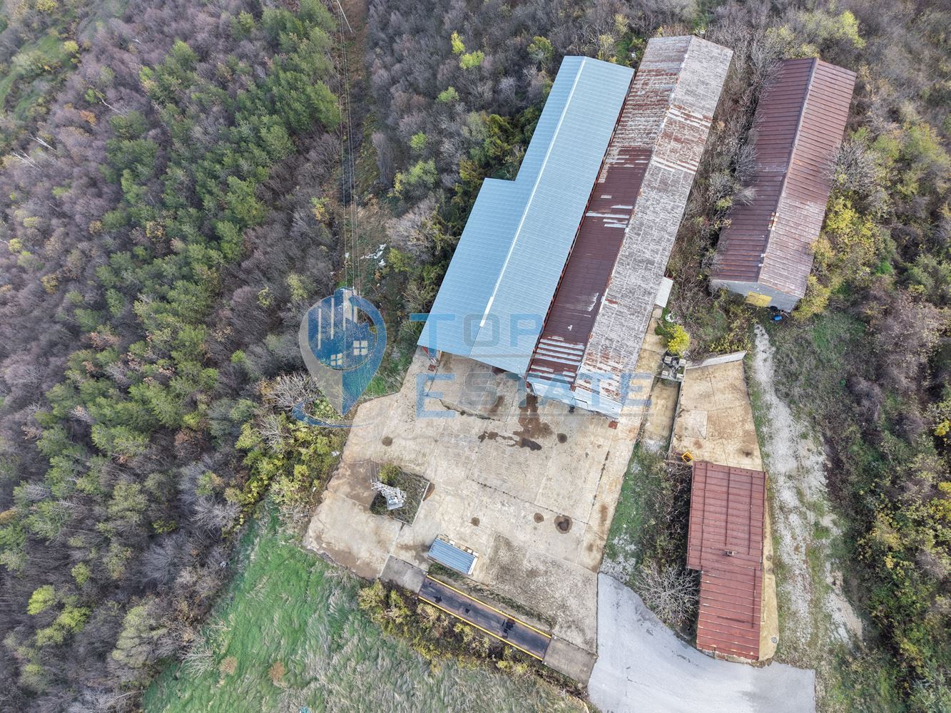 Инвестиционен промишлен имот с 2400 кв. м застроена площ и парцел с площ 20 дка - 0