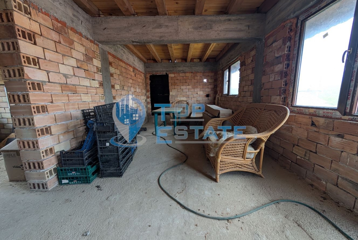 Две къщи, лятна кухня и гараж с голям двор в град Горна Оряховица - 0