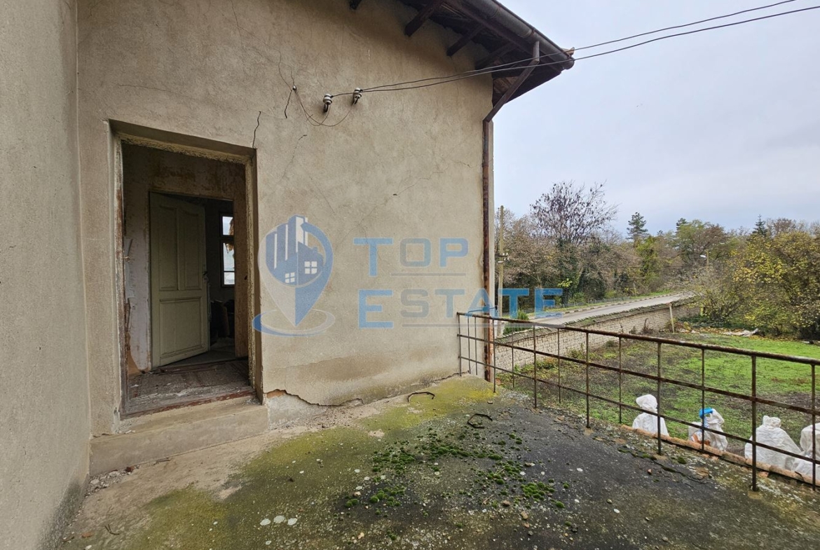 Двуетажна тухлена къща с гараж и двор в село Пиперково, област Русе - 0