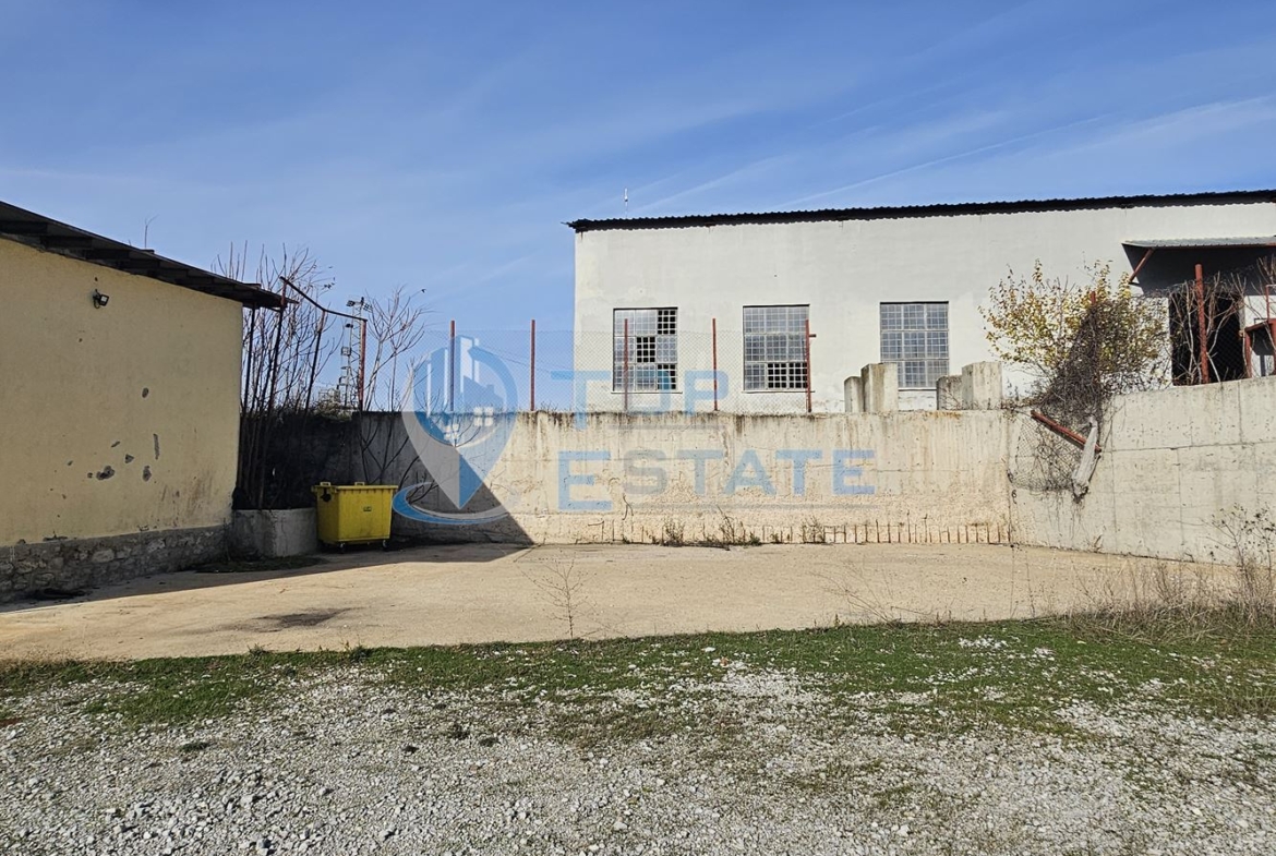 Инвестиционен промишлен имот с 2400 кв. м застроена площ и парцел с площ 20 дка - 0