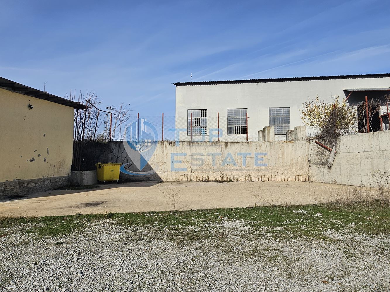 Инвестиционен промишлен имот с 2400 кв. м застроена площ и парцел с площ 20 дка - 0