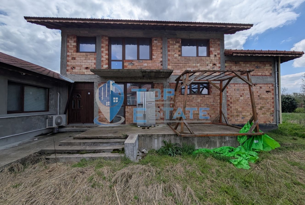 Две къщи, лятна кухня и гараж с голям двор в град Горна Оряховица - 0