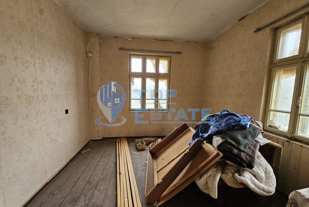 Двуетажна тухлена къща с гараж и двор в село Пиперково, област Русе - 0