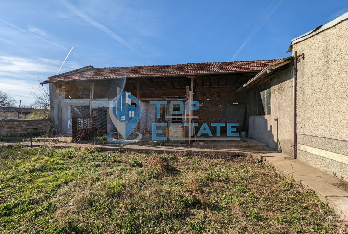 Ремонтирана и обзаведена къща с гараж в село Климентово - 0