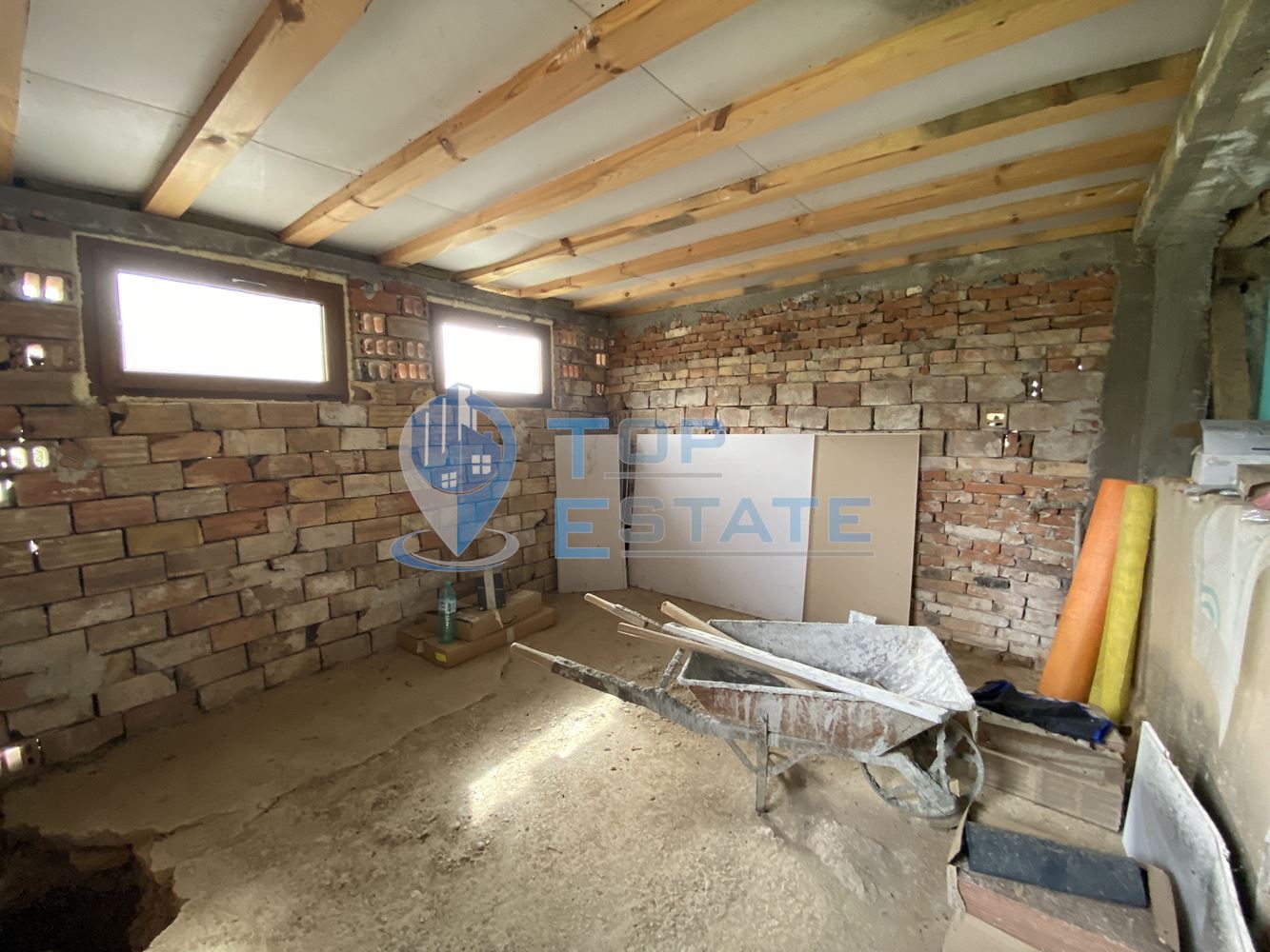 Двуетажна тухлена къща с панорамна гледка в Еленския балкан-0 Двуетажна тухлена къща с панорамна гледка в Еленския балкан - 0