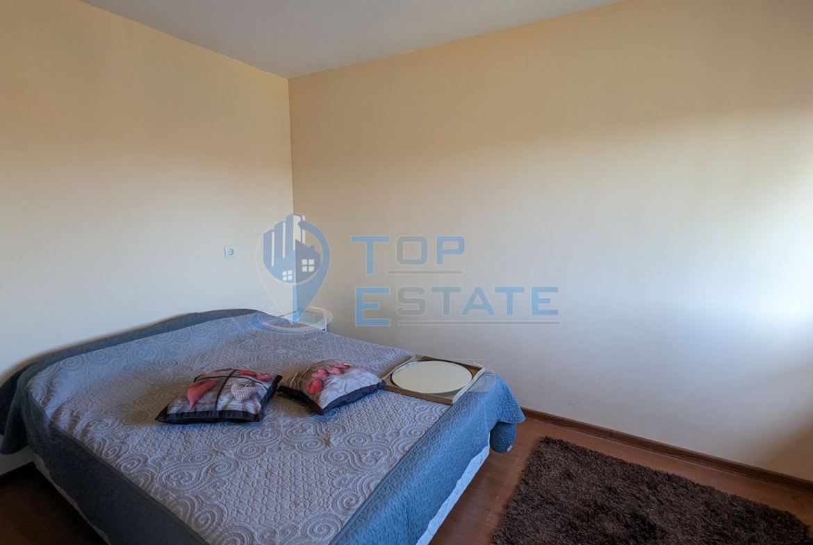 Ремонтирана и обзаведена къща с гараж в село Климентово - 0