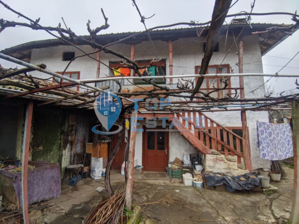 Двуетажна къща с голям двор в село Мусина - 0