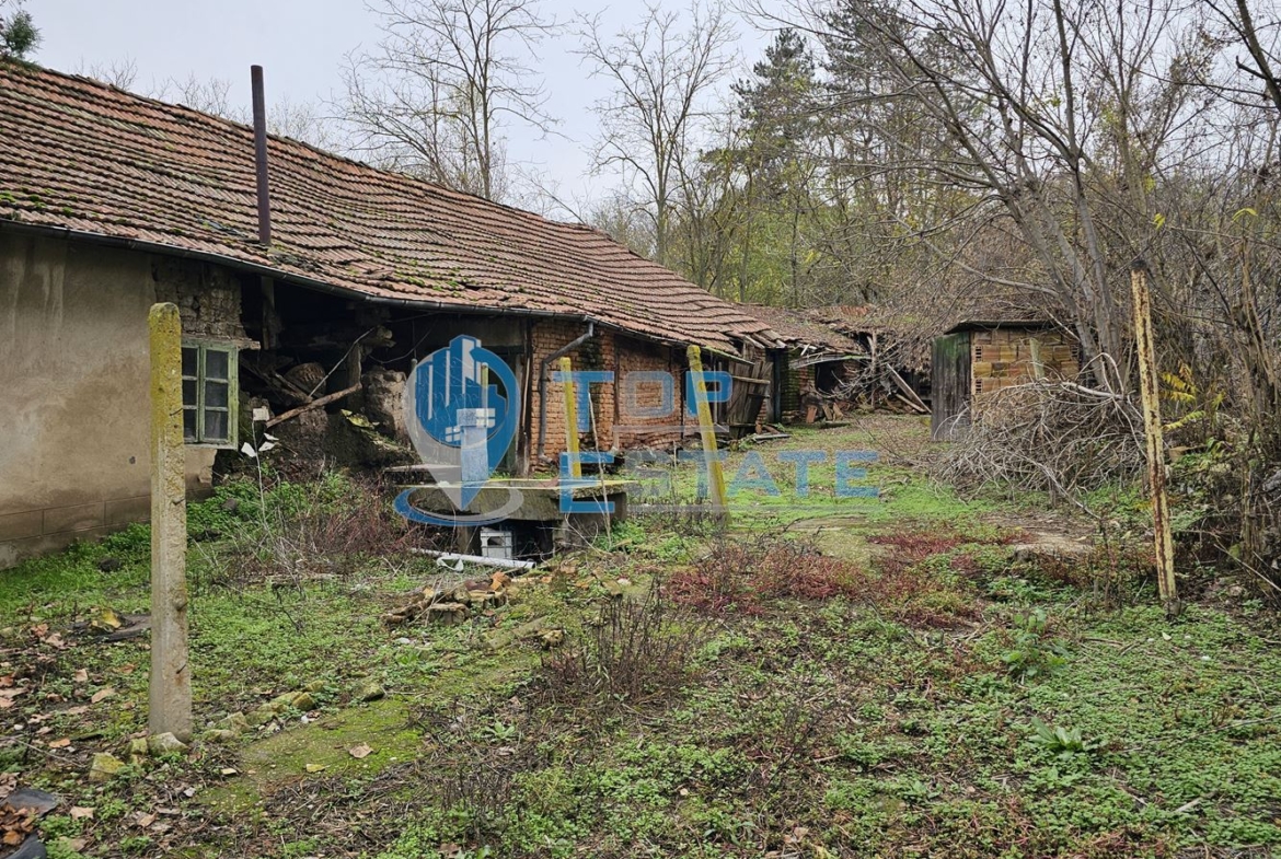 Двуетажна тухлена къща с гараж и двор в село Пиперково, област Русе - 0