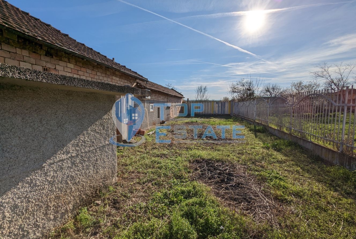 Ремонтирана и обзаведена къща с гараж в село Климентово - 0