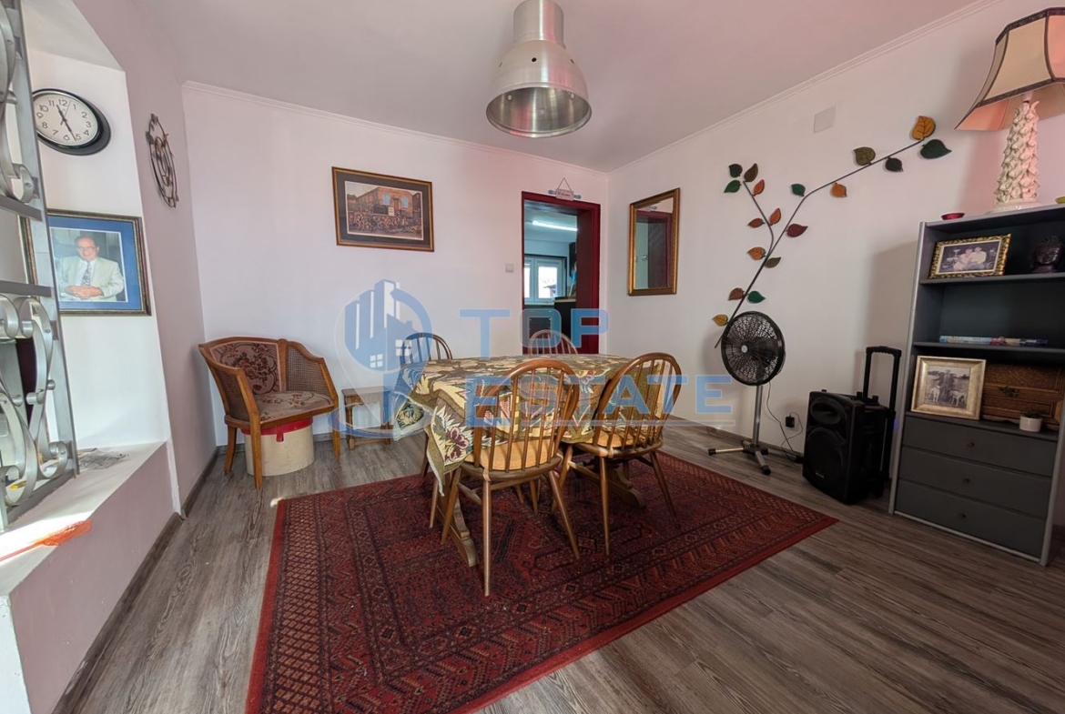 Ремонтирана и обзаведена къща с гараж в село Климентово - 0