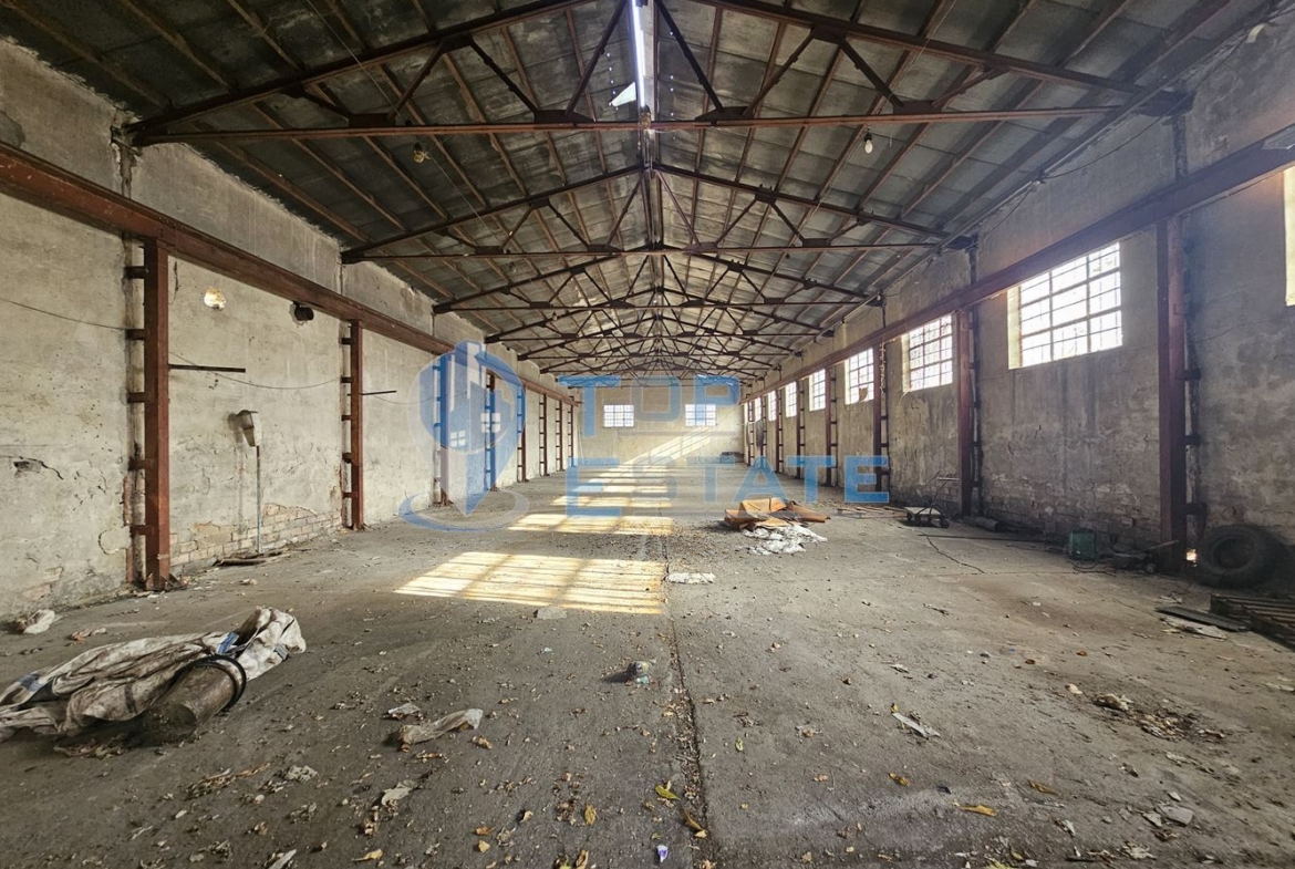 Инвестиционен промишлен имот с 2400 кв. м застроена площ и парцел с площ 20 дка - 0