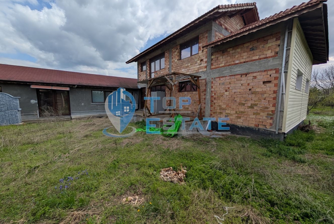 Две къщи, лятна кухня и гараж с голям двор в град Горна Оряховица - 0