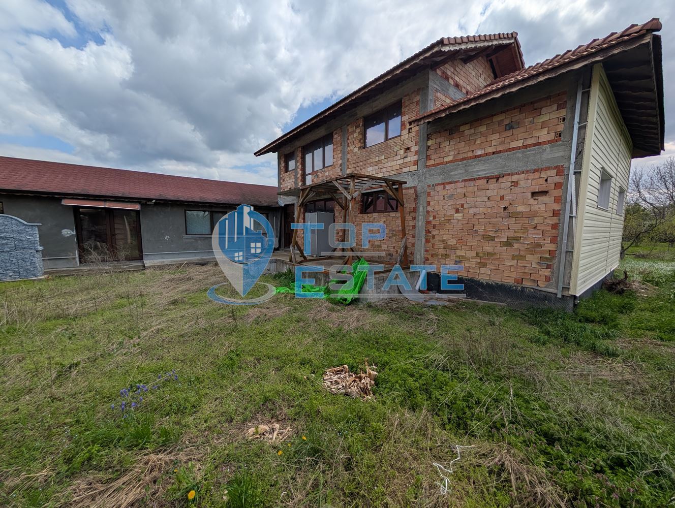 Две къщи, лятна кухня и гараж с голям двор в град Горна Оряховица - 0