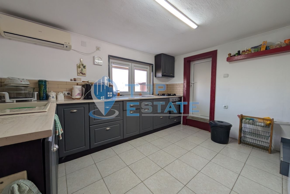 Ремонтирана и обзаведена къща с гараж в село Климентово - 0