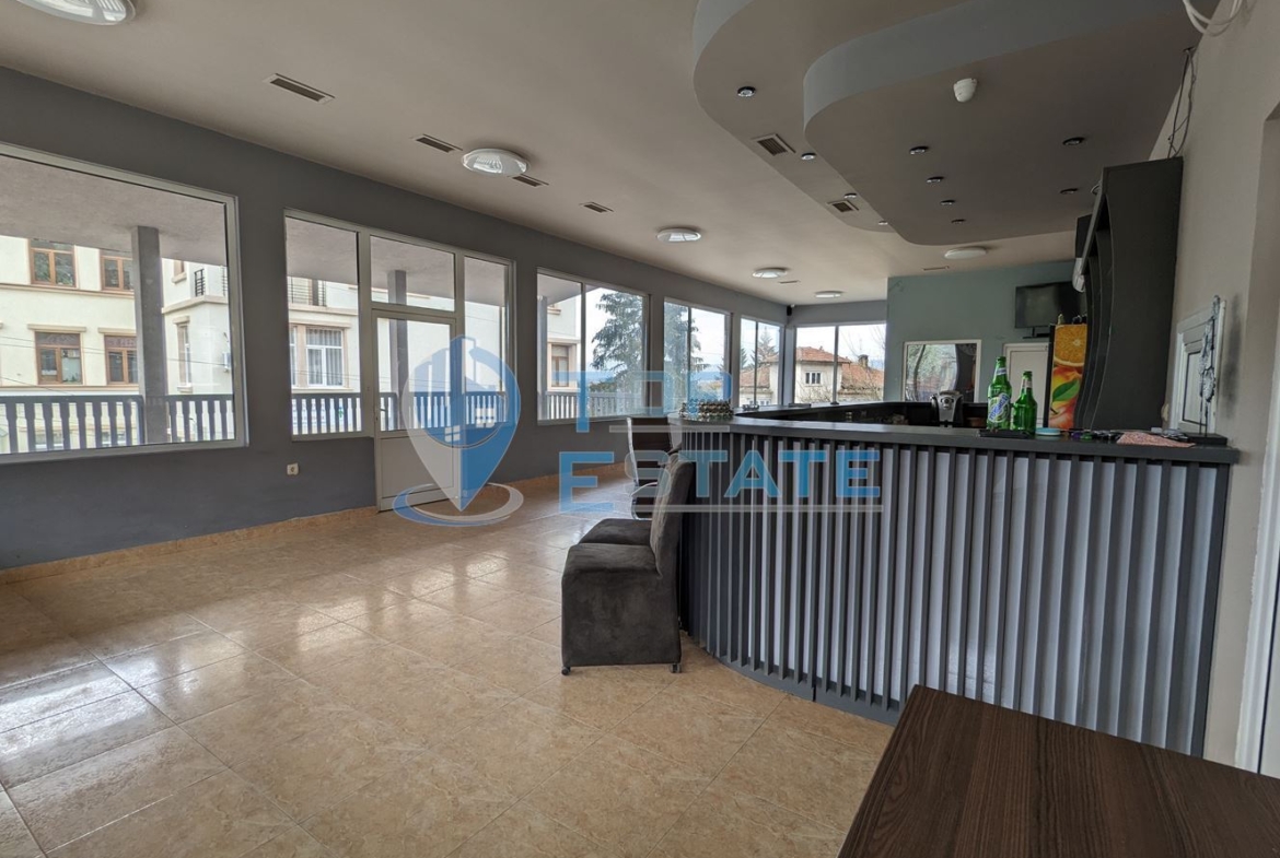 Търговска сграда на два етажа в центъра на град Златарица - 0