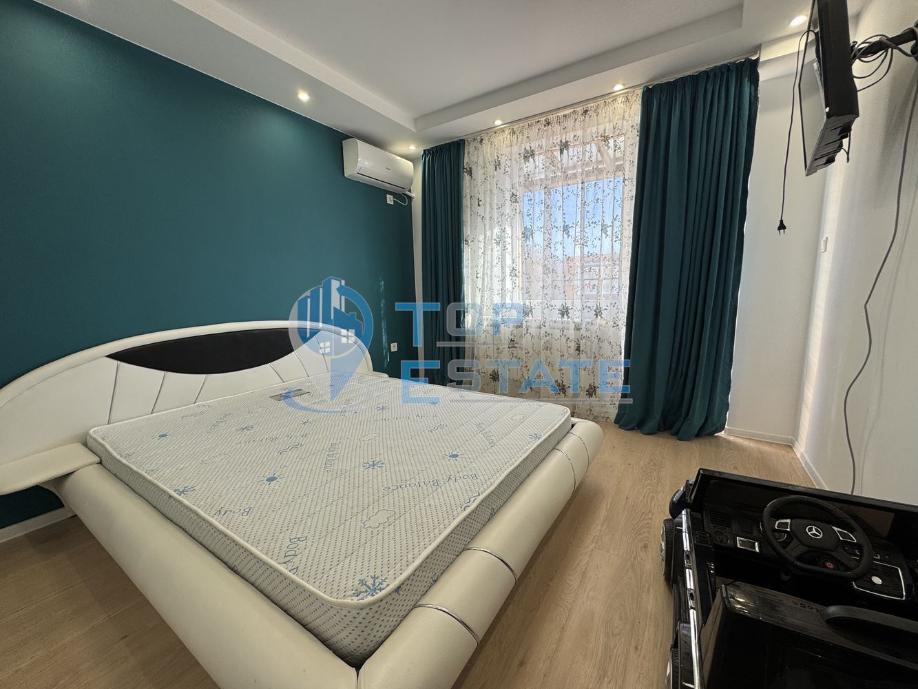 Обзаведен тристаен апартамент под наем с две спални в кв. Акация, гр. Велико Търново - 0