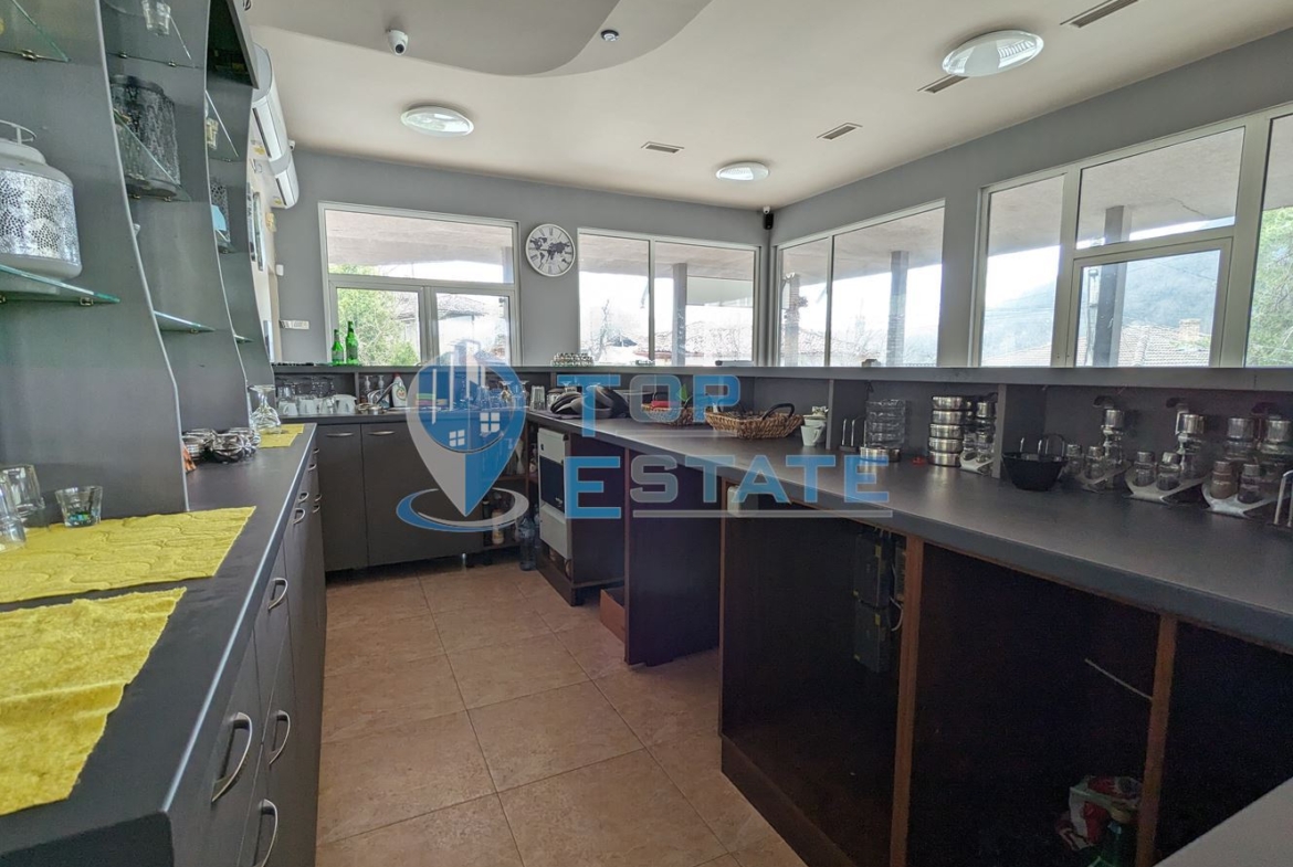 Търговска сграда на два етажа в центъра на град Златарица - 0