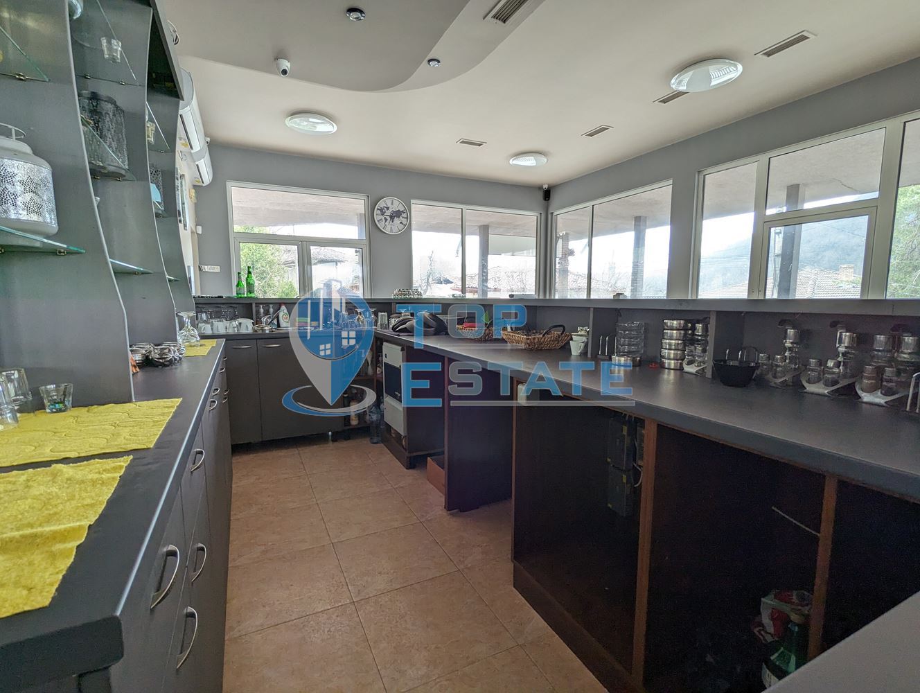 Търговска сграда на два етажа в центъра на град Златарица-0 Търговска сграда на два етажа в центъра на град Златарица - 0