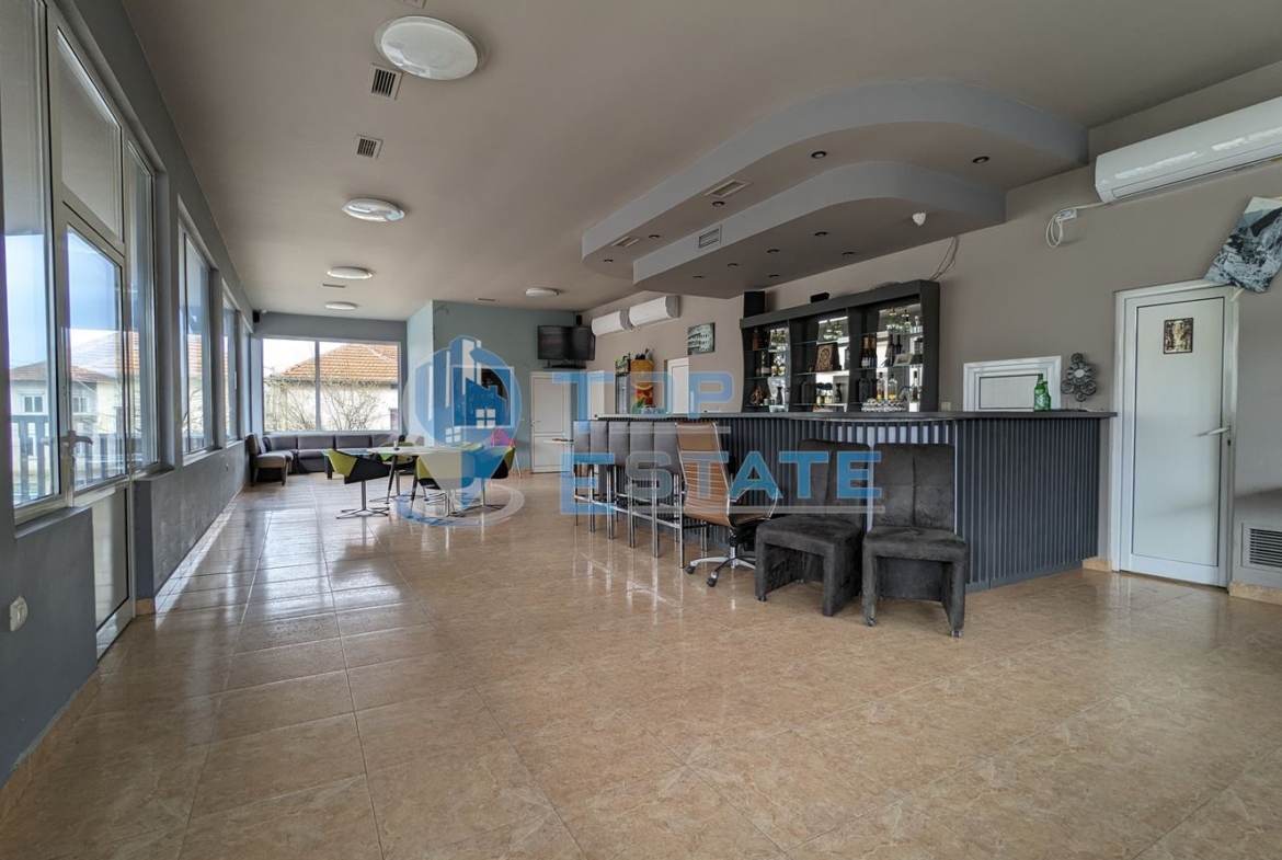 Търговска сграда на два етажа в центъра на град Златарица - 0