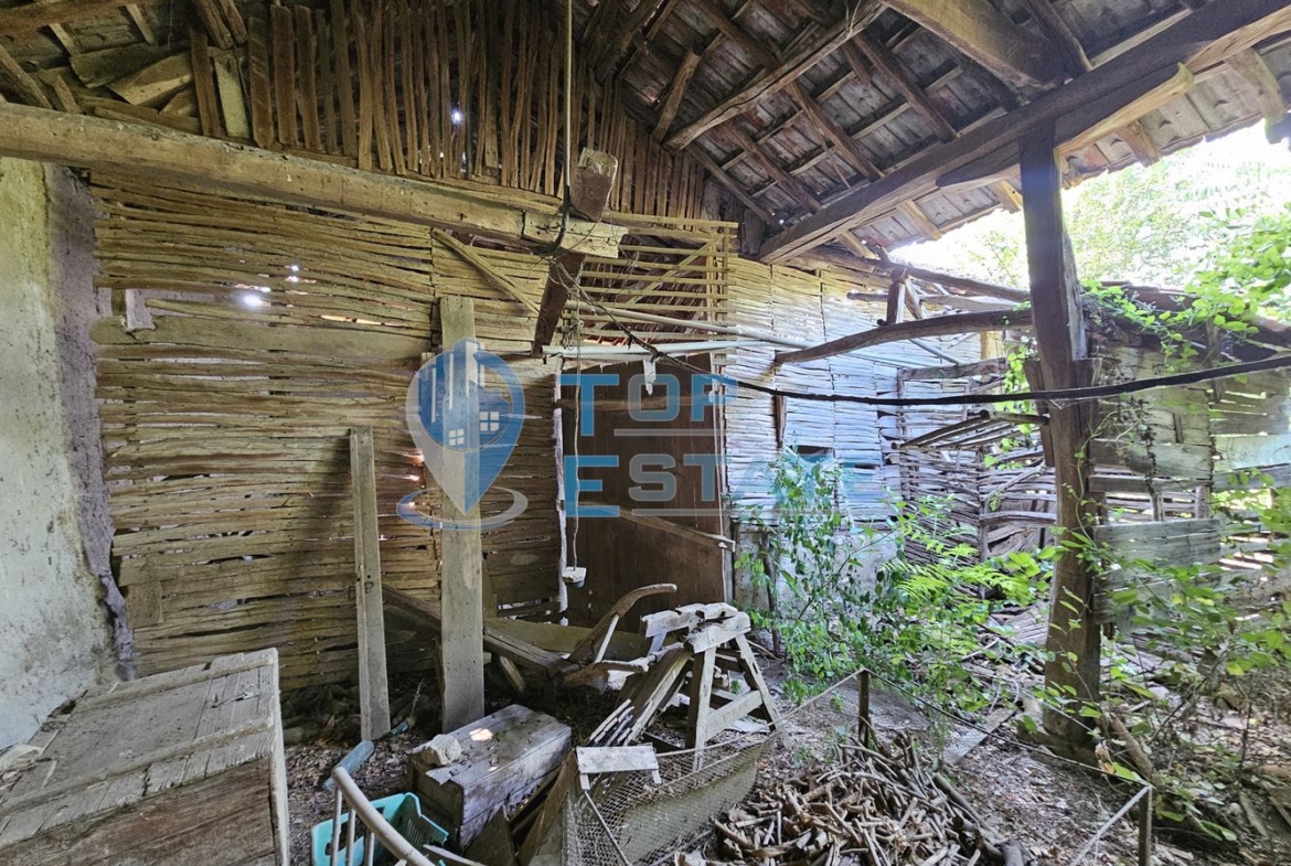 Тухлена къща с голям двор и стопански постройки на централна улица в село Върбица, област Велико Търново - 0