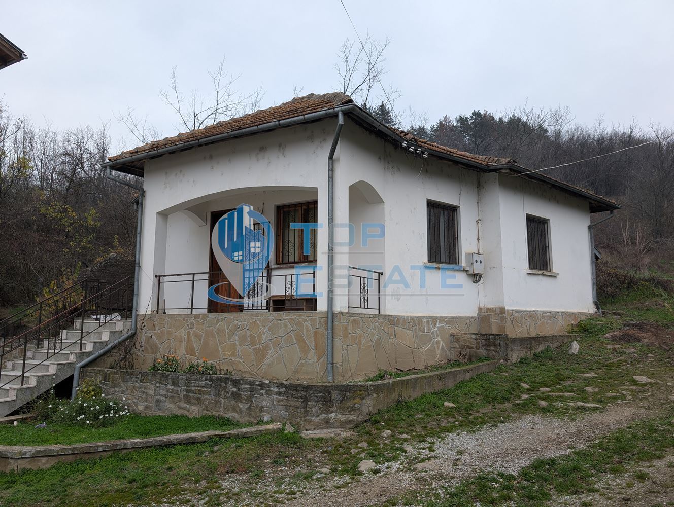 Едноетажна монолитна къща в центъра на град Златарица - 0