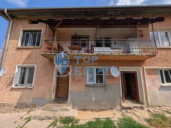 Двуетажна масивна къща с панорама в центъра на град Плачковци - 0