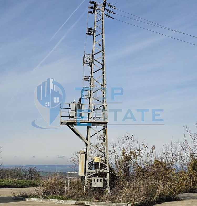 Инвестиционен промишлен имот с 2400 кв. м застроена площ и парцел с площ 20 дка - 0