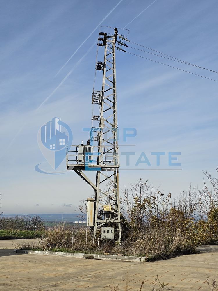 Инвестиционен промишлен имот с 2400 кв. м застроена площ и парцел с площ 20 дка - 0