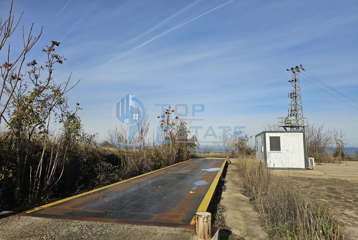 Инвестиционен промишлен имот с 2400 кв. м застроена площ и парцел с площ 20 дка - 0