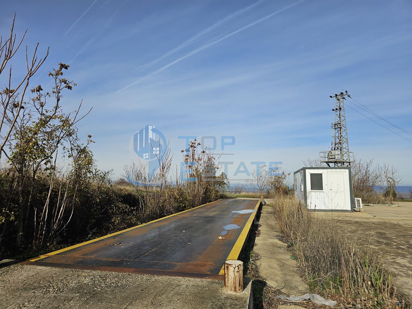 Инвестиционен промишлен имот с 2400 кв. м застроена площ и парцел с площ 20 дка - 0