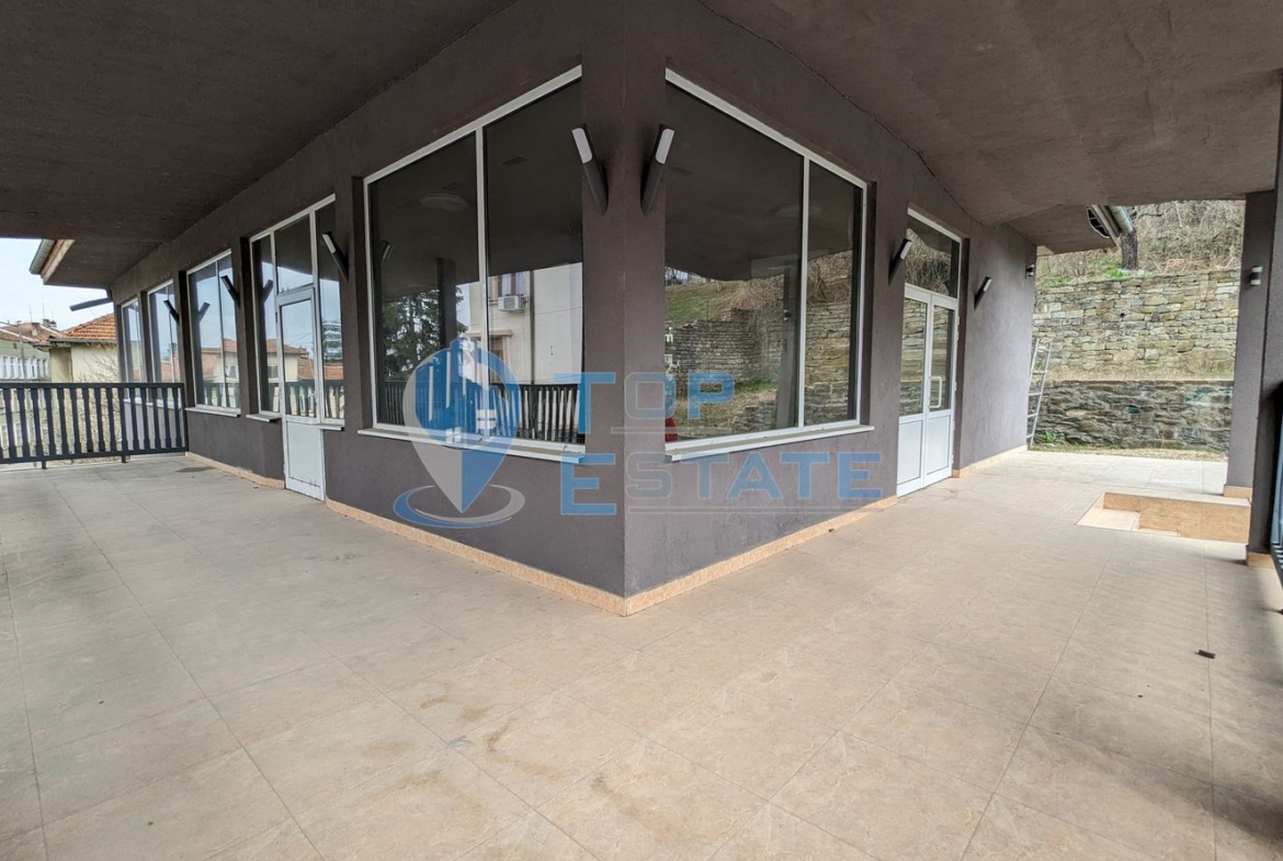 Търговска сграда на два етажа в центъра на град Златарица - 0