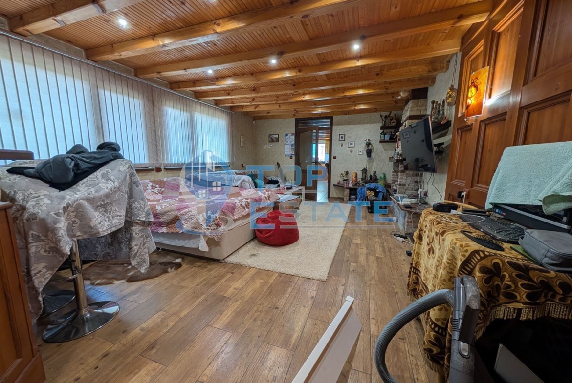 Две къщи, лятна кухня и гараж с голям двор в град Горна Оряховица - 0