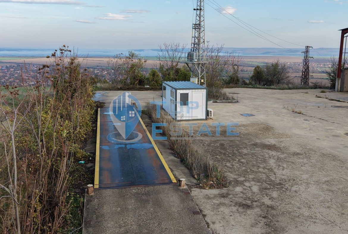 Инвестиционен промишлен имот с 2400 кв. м застроена площ и парцел с площ 20 дка - 0