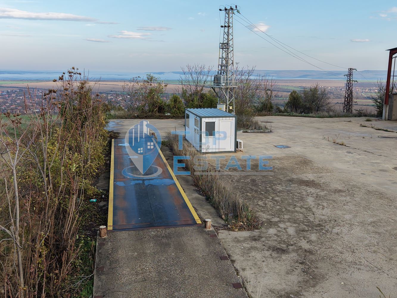 Инвестиционен промишлен имот с 2400 кв. м застроена площ и парцел с площ 20 дка - 0