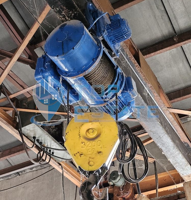 Инвестиционен промишлен имот с 2400 кв. м застроена площ и парцел с площ 20 дка - 0