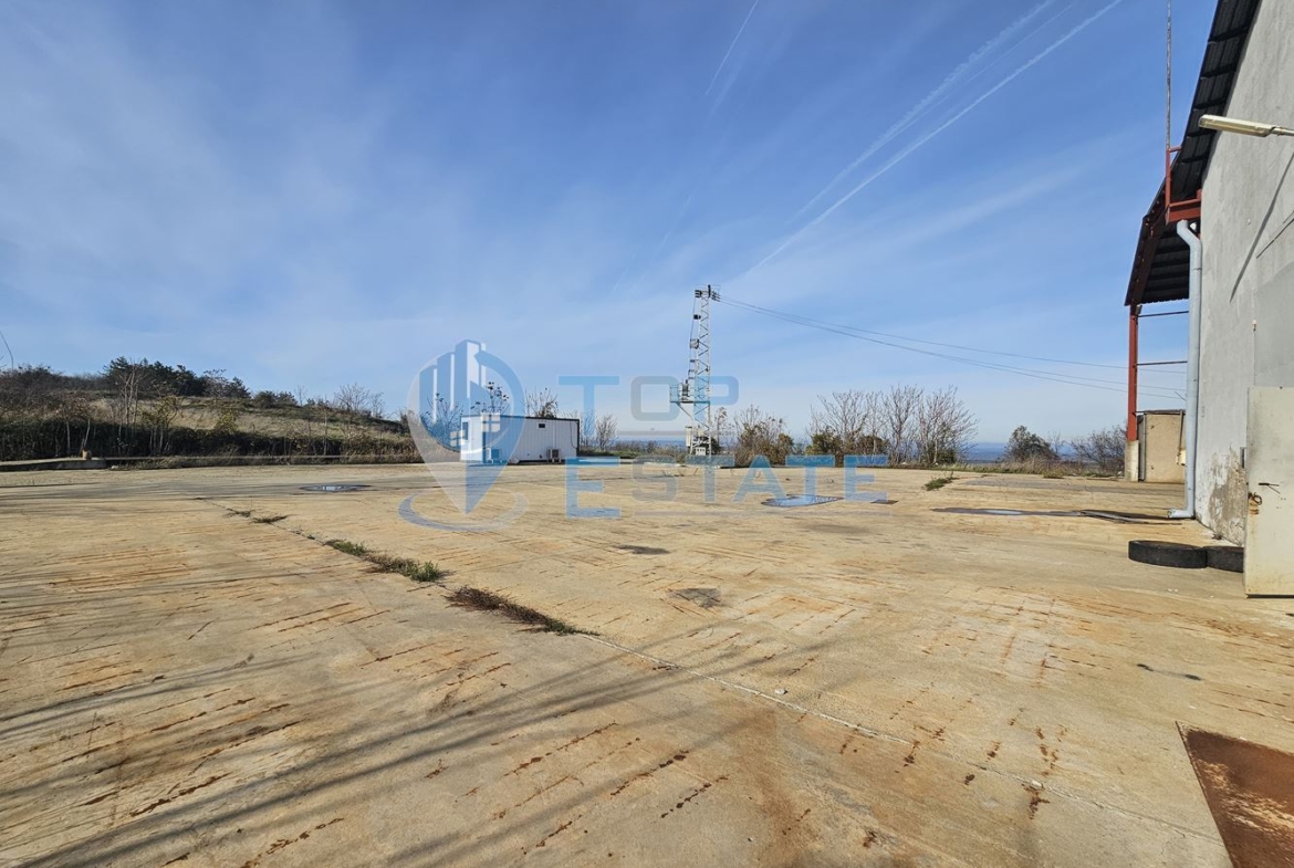 Инвестиционен промишлен имот с 2400 кв. м застроена площ и парцел с площ 20 дка - 0