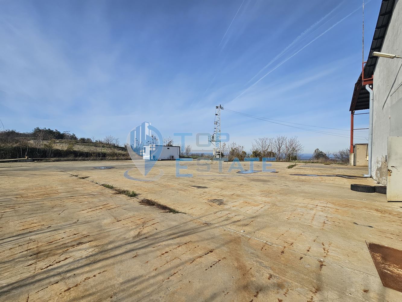 Инвестиционен промишлен имот с 2400 кв. м застроена площ и парцел с площ 20 дка - 0